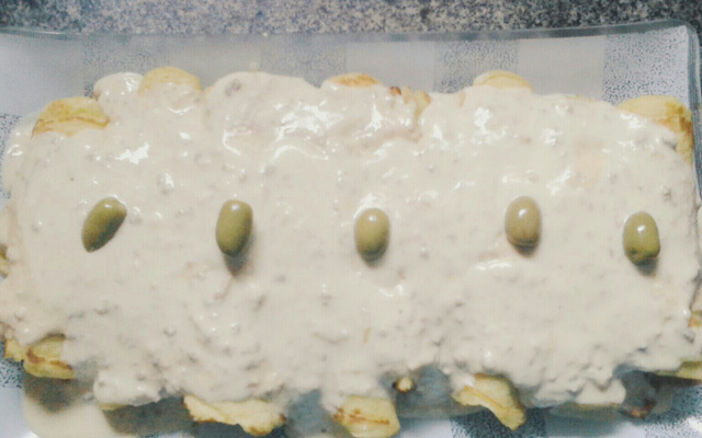 Panqueca de carne moída com molho branco