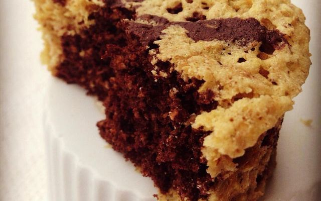 Bolo mesclado cacau e coco de micro-ondas