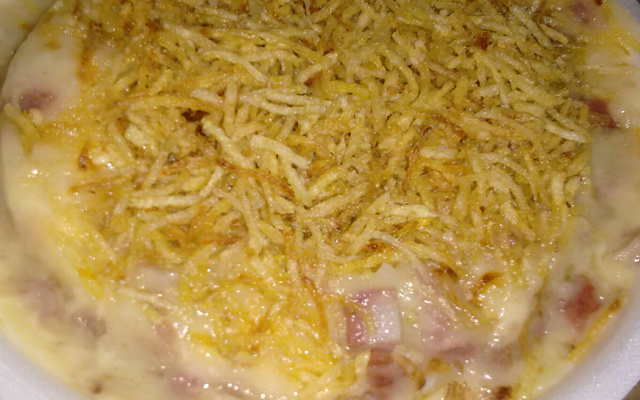 Batata recheada de frango e brócolis