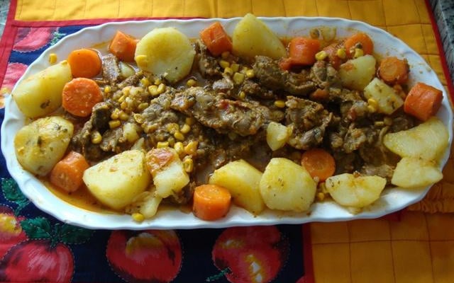 Moelas com batatas, cenouras e milho verde