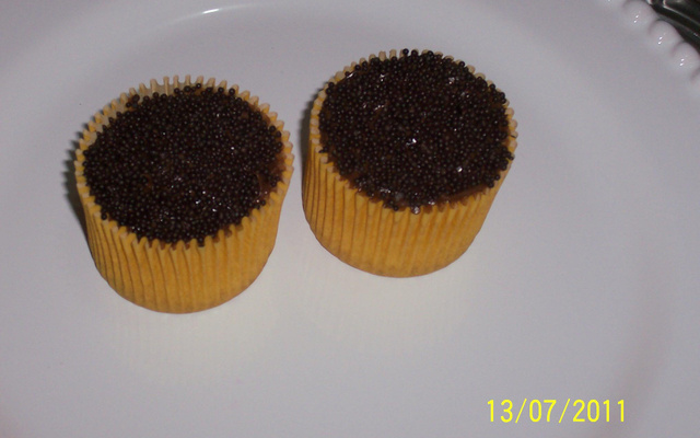 Cupcakes de baunilha cobertos e recheados com ganache