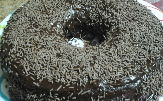 Bolo recheado no forno com cobertura de chocolate