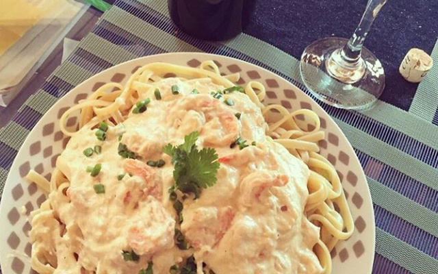 Macarrão ao molho branco com camarão