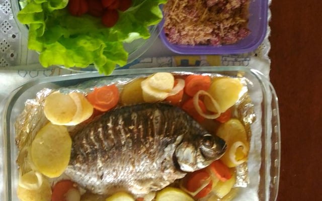 Tilápia assada com farofa de couve e ovo