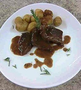 Escalope de avestruz ao molho de ervas