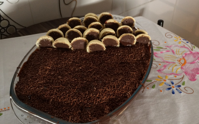 Pavê de creme de avelã e bombom