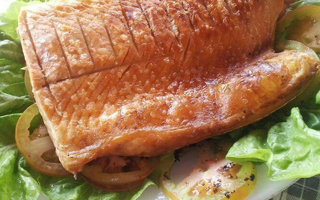 Salmão assado no sal grosso