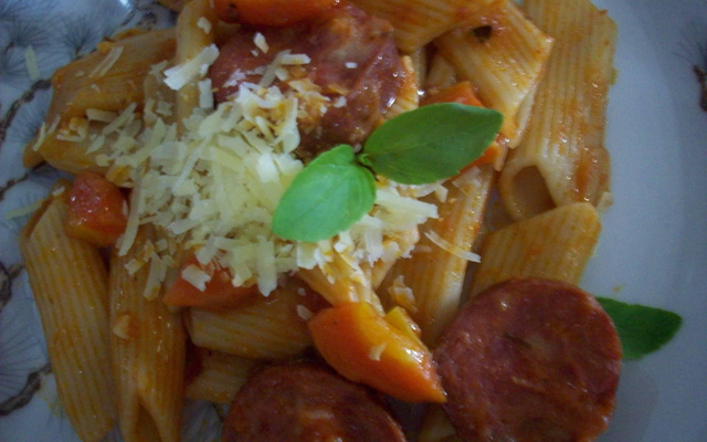 Macarrão expresso com calabresa e cenoura