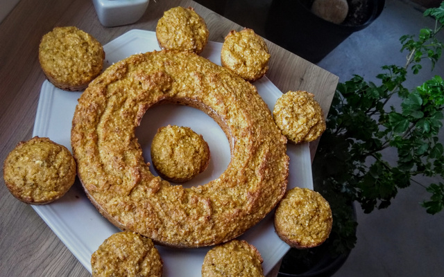 Bolo casca de mamão maduro