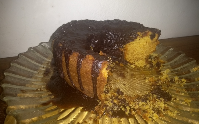 Bolo de mel, com casquinha de chocolate.