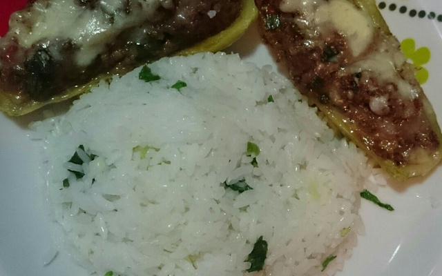 Canoa de abobrinha recheada com carne moída