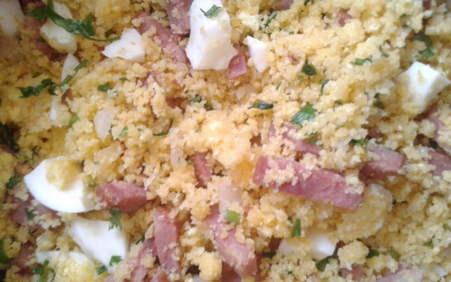 Farofa de cuscuz com calabresa
