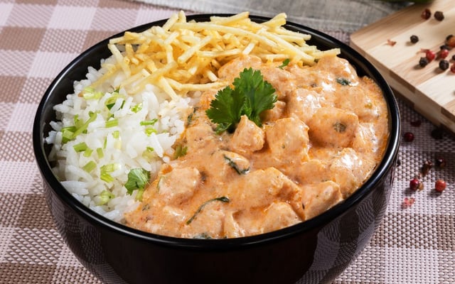 Strogonoff fit com frango leve, cremoso e saboroso