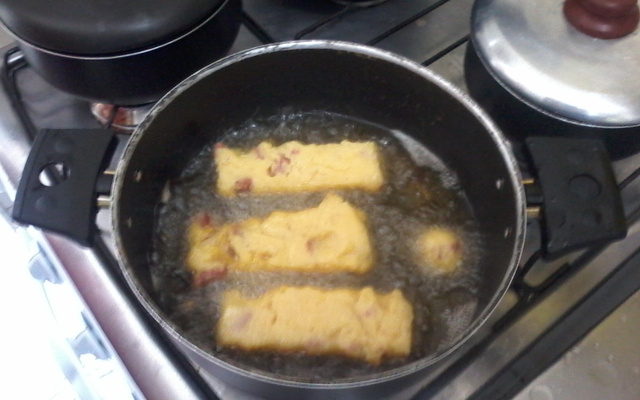 Polenta frita com calabresa