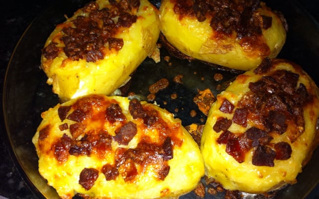 Batata recheada com bacon e requeijão