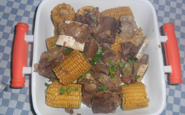 Costela com espiga de milho verde