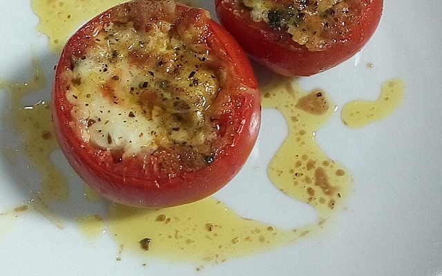 Tomates gratinados com ervas