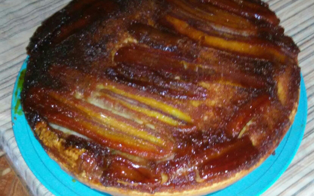 Bolo fofo com cobertura de banana caramelada