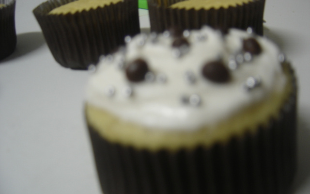 Cupcake de baunilha com recheio de brigadeiro e cobertura de chantilly