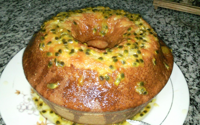 Bolo de maracujá com calda de maracujá