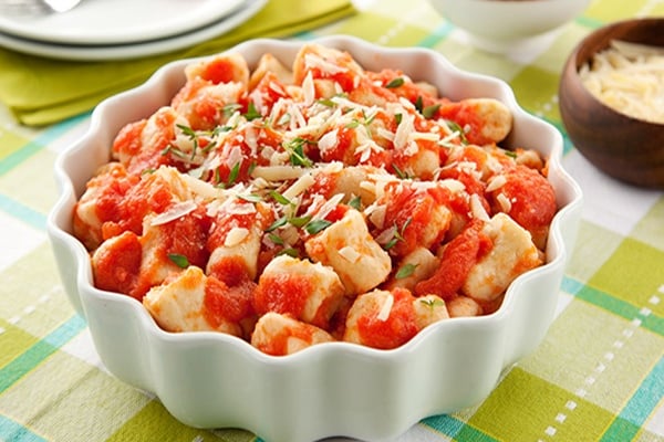 Nhoque de mandioquinha e ricota ao sugo