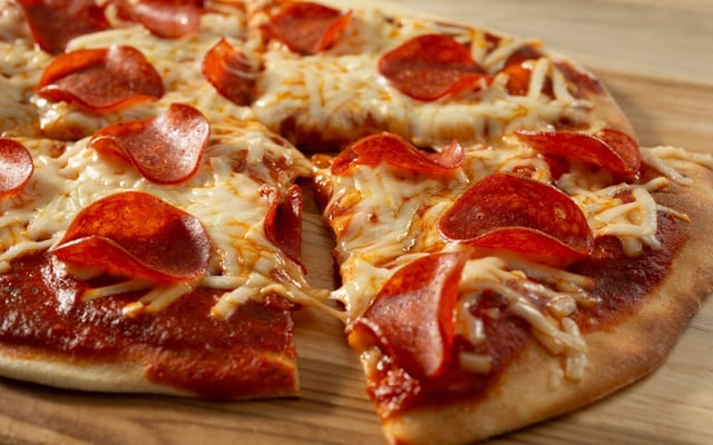 Pizza rápida sem glúten com recheio de calabresa