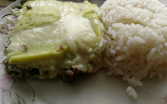 Bolo de chuchu recheado com carne moída