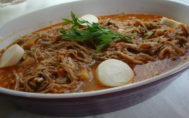 Lagarto ao molho de azeitonas e palmito