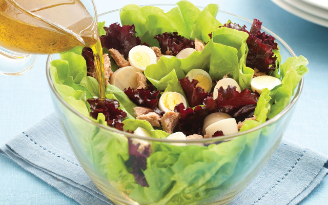 Salada de folhas com atum