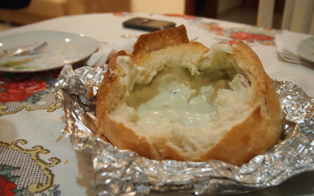 Fondue de queijo no pão italiano