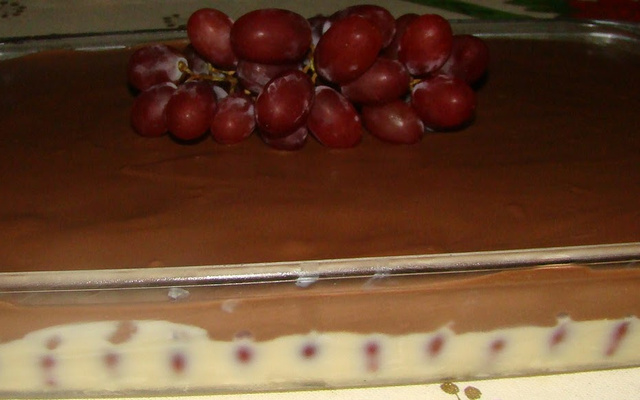 Torta gelada de chocolate com uva