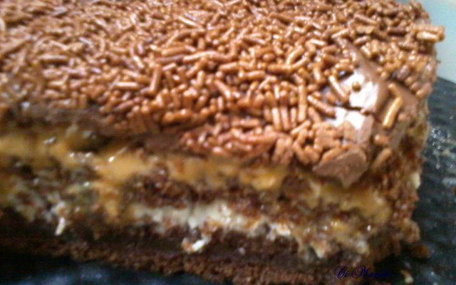 Bolo recheado com doce de leite, ameixa e cocada