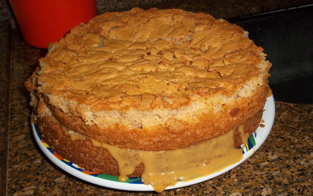 Bolo de canela com doce de leite