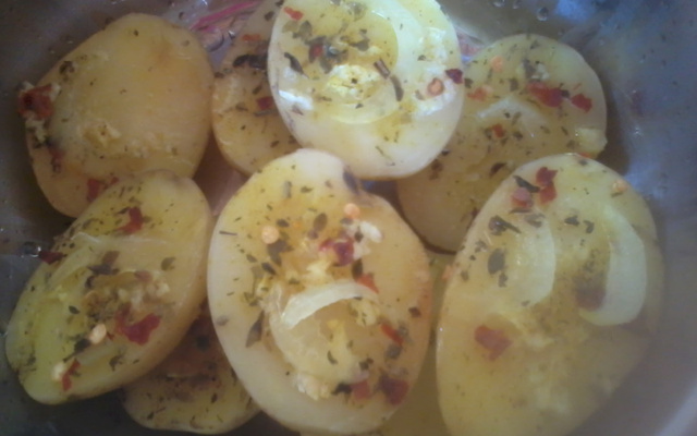 Batata assada recheada com cebola e pimenta calabresa