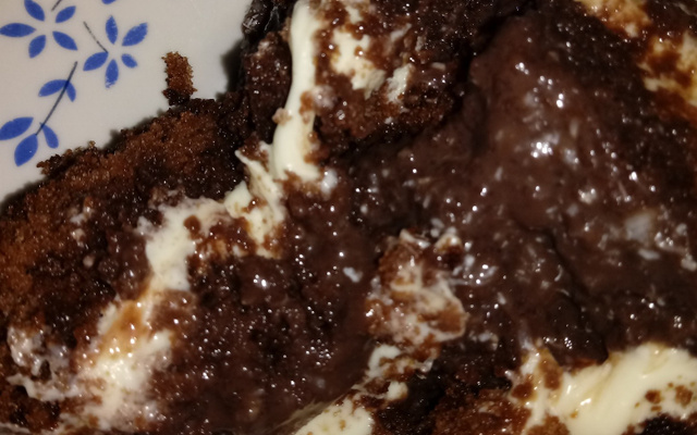 Bolo de travessa de brigadeiro e leite ninho