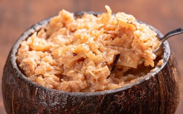 Cocada cremosa vegana com leite de coco servida na casca