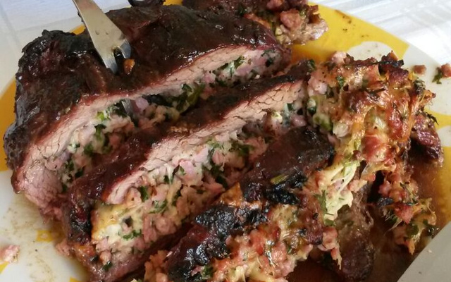 Fraldinha recheada com linguiça e farofa