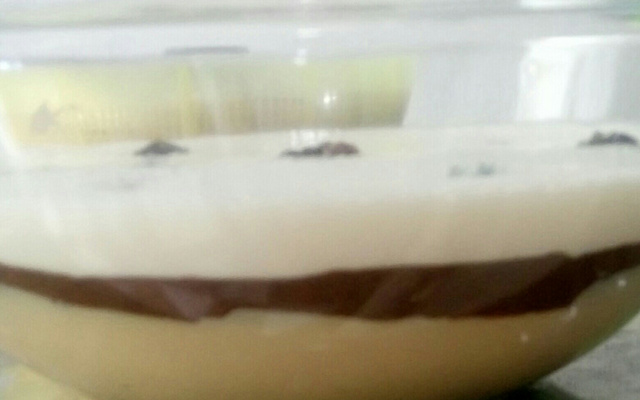 Sobremesa tricolor com ameixa