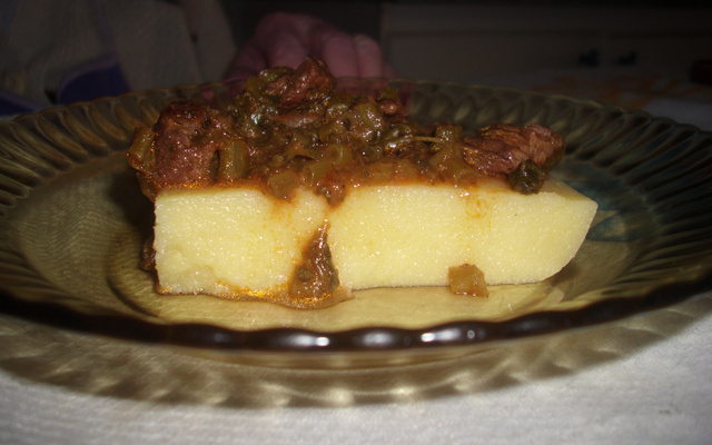 Polenta com carne e talo de espinafre