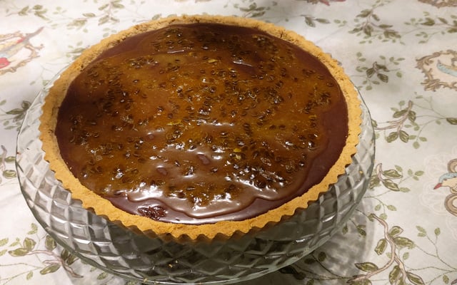 Torta de mousse de maracujá com ganache de chocolate