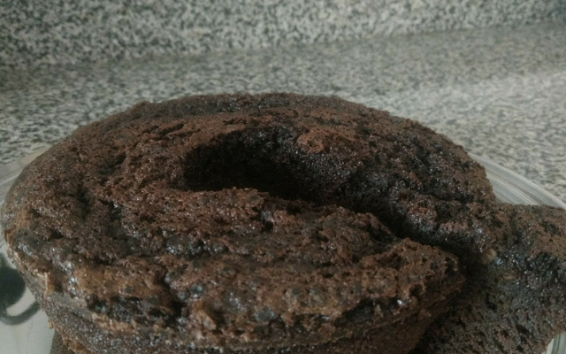 Bolo de alfarroba e café solúvel