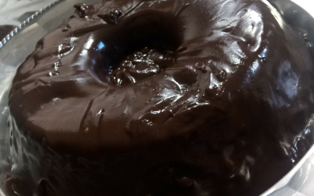 Bolo de chocolate com cobertura