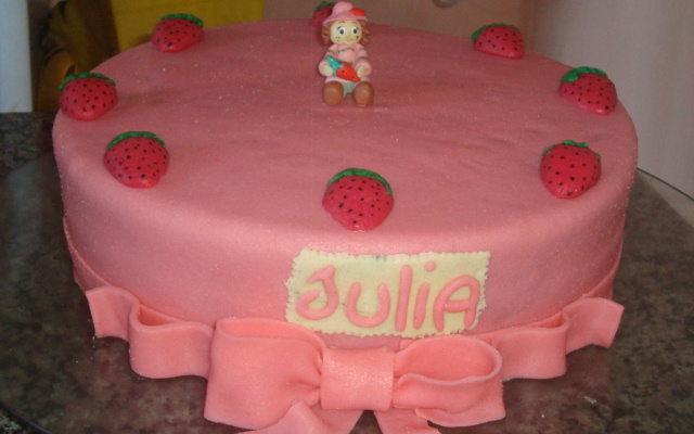 Bolo de morango com leite condensado consistente