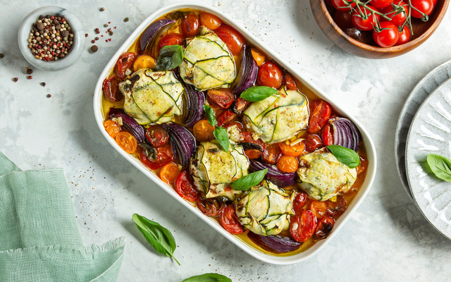 Trouxas de abobrinha com requeijão e tomate