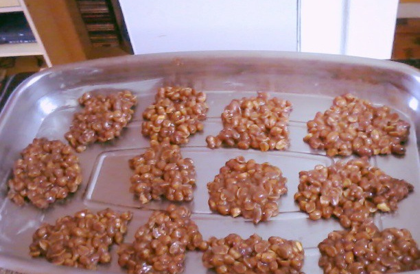 Pé de moleque de leite condensado com chocolate