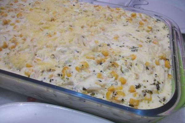 Macarrão com linguiça toscana ao molho branco