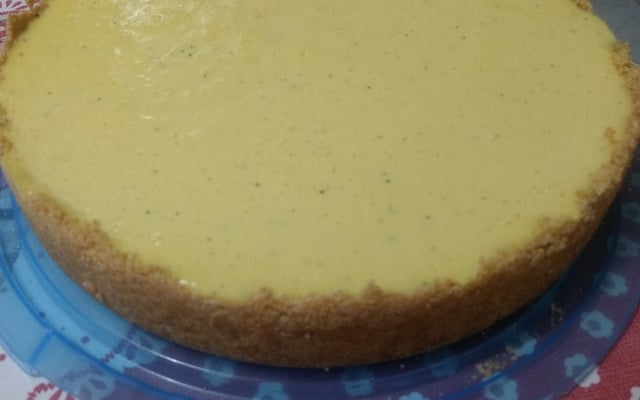 Torta de maracujá com chocolate meio amargo e branco