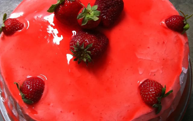 Torta de morango molhadinha