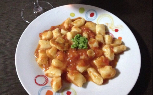 Gnocchi ao molho de tomate rústico e pesto