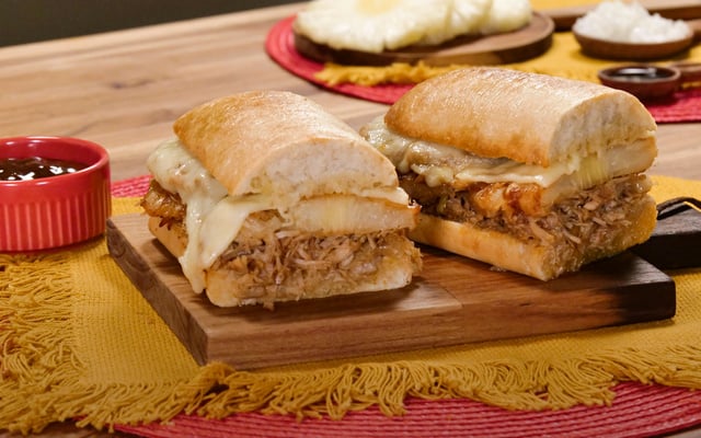 Sanduíche de pernil com abacaxi